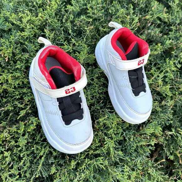 Jordan Max Aura 3 Toddler Athletic Shoes Size 8 White University Red - Picture 3 of 13